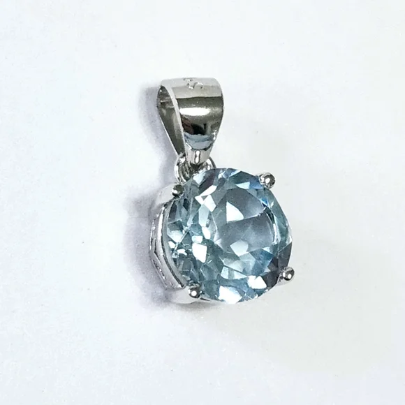 2.00 ct Blue Topaz Solitaire Silver Pendant - Picture 2 of 8